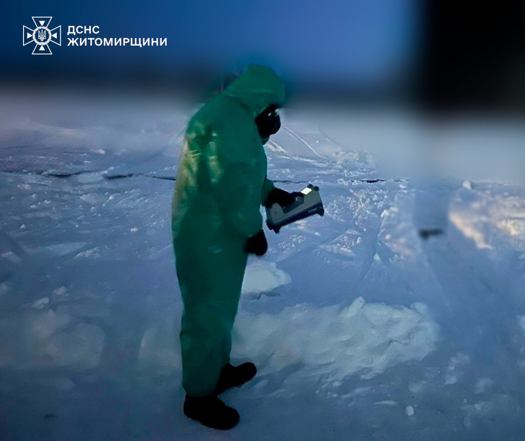 Рятувальники ліквідували пожежу, яка виникла на Житомирщині внаслідок російської атаки